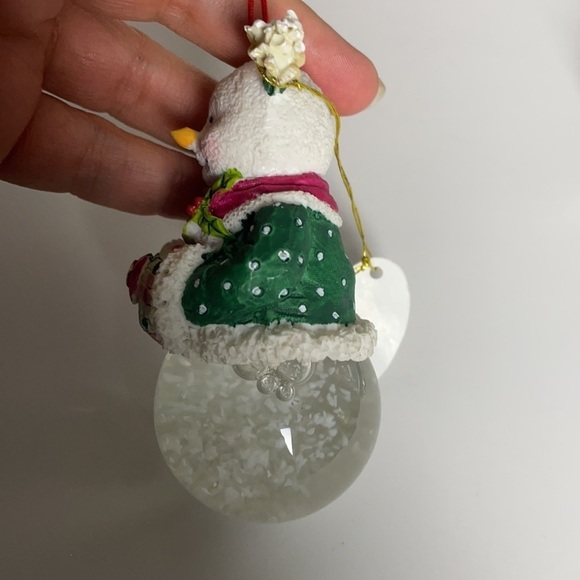 SNOW Woman Snow-globe Christmas Around the World - Picture 5 of 12